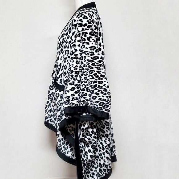 BLACK White Leopard Print Faux Fur Crystal Embellished Button Cape Poncho OSFA - Picture 6 of 12